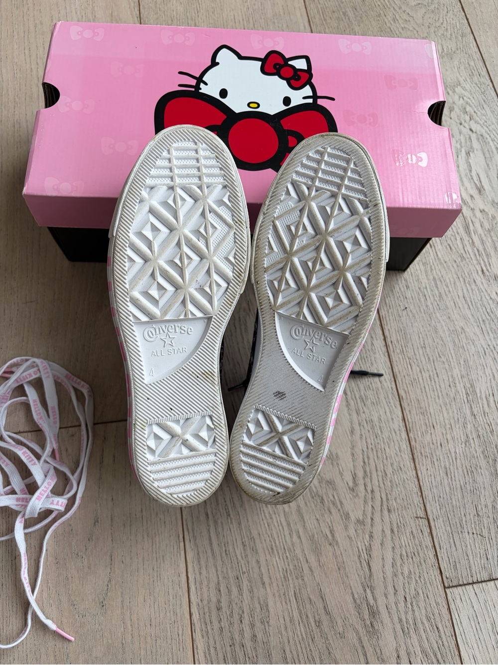 Hello Kitty Converse shoes - Picture 3 of 5